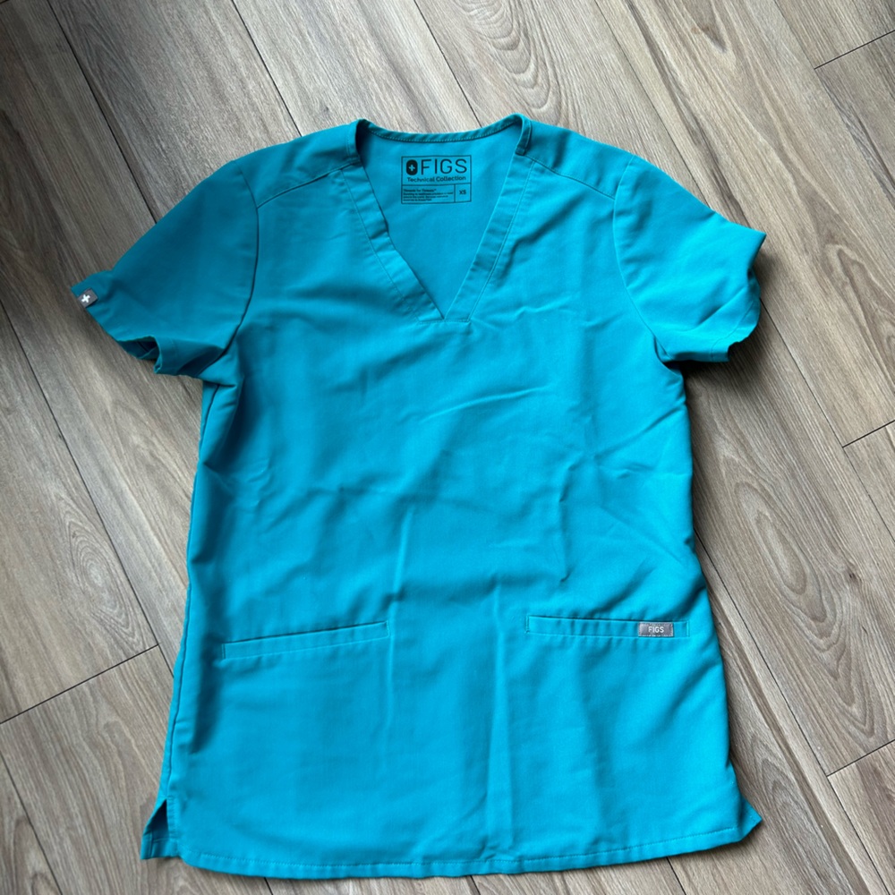 Figs Casma Three-Pocket Scrub Top- Teal